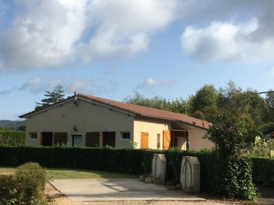 En Dordogne, ce magnifique camping est à vendre près de tous les commerces.