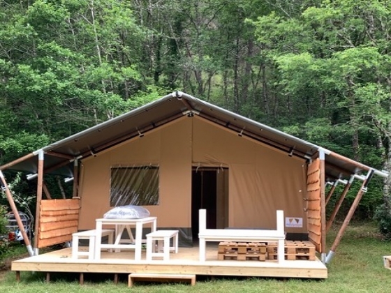 Dans le Périgord ce camping à vendre bénéficie d'un décor tropical !